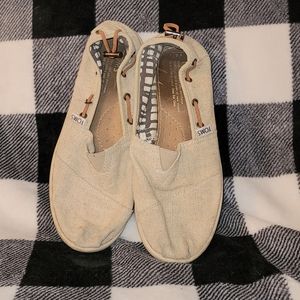 Girls TOMS size 4Y slip on